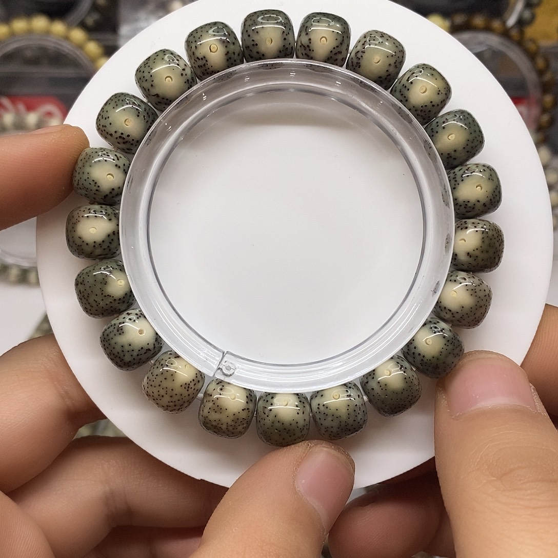 星月菩提吊坠绿包白黄金瞳11x10