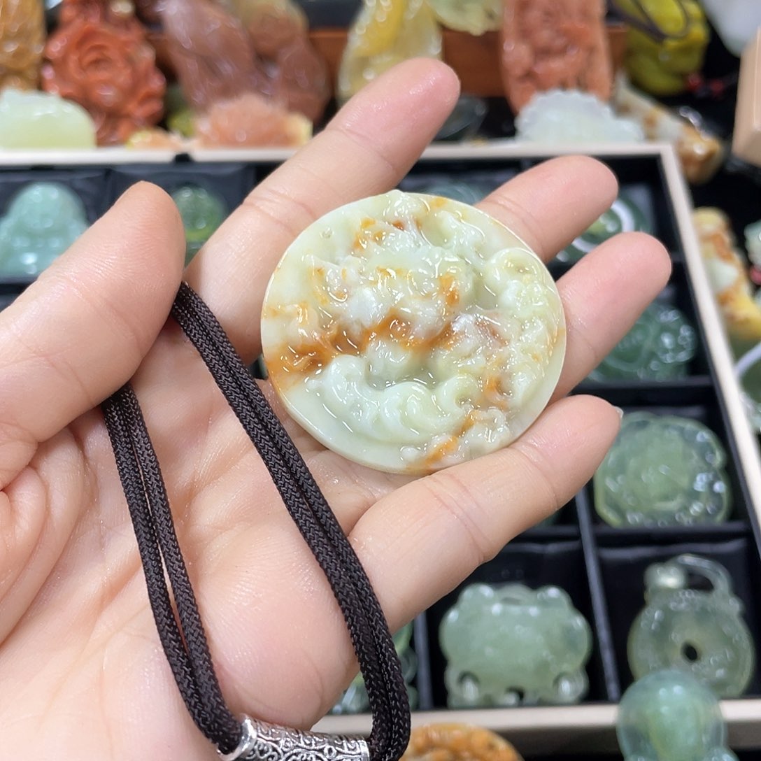 蛇纹石玉颈饰未镶嵌