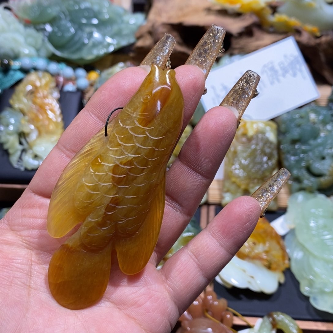 蛇纹石玉颈饰足铂镶嵌