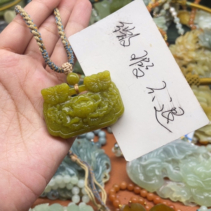 蛇纹石玉吊坠合金