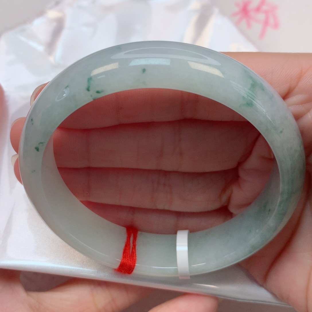翡翠手镯未镶嵌60圈 飘绿花