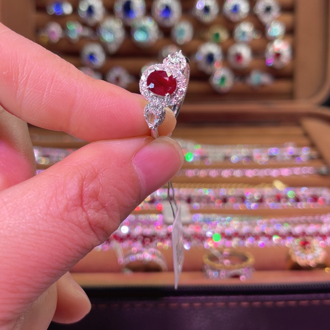 红宝石18K金镶嵌戒指