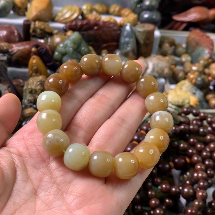 未镶嵌岫岩河磨玉（透闪石质玉）把件