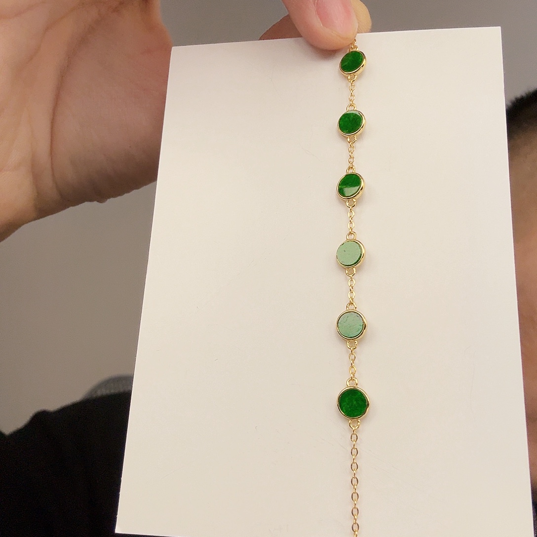 翡翠未镶嵌颈饰一件