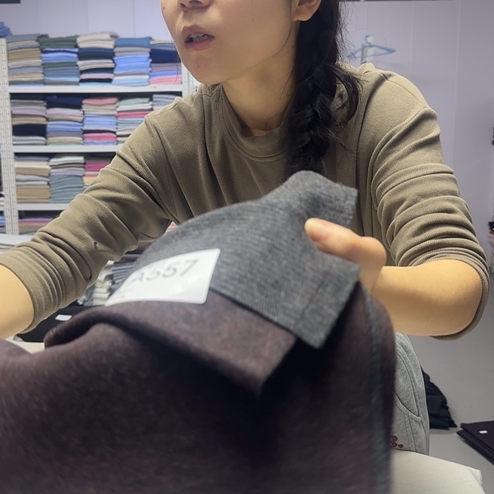 557号酒红色羊毛裤料2米价格