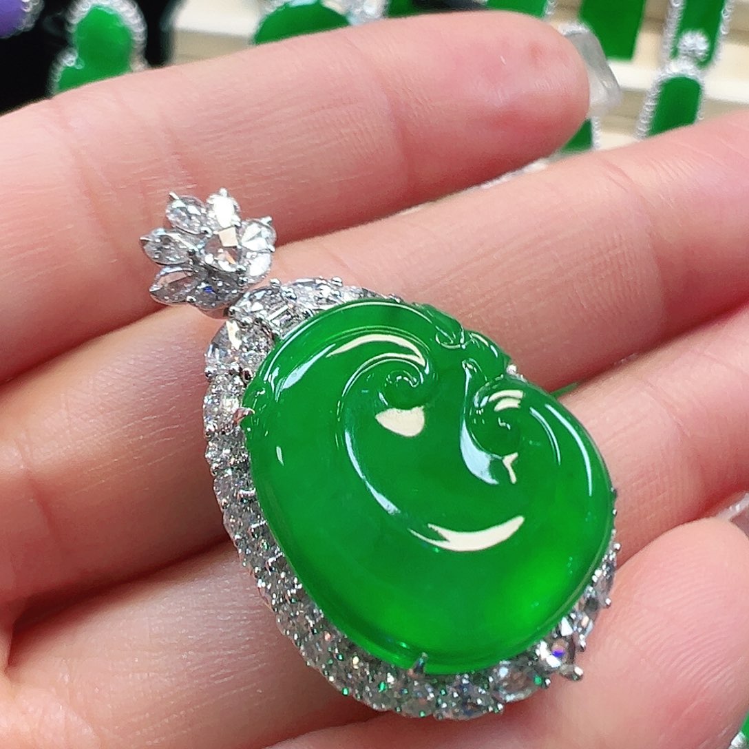 翡翠18K金镶嵌颈饰吊坠