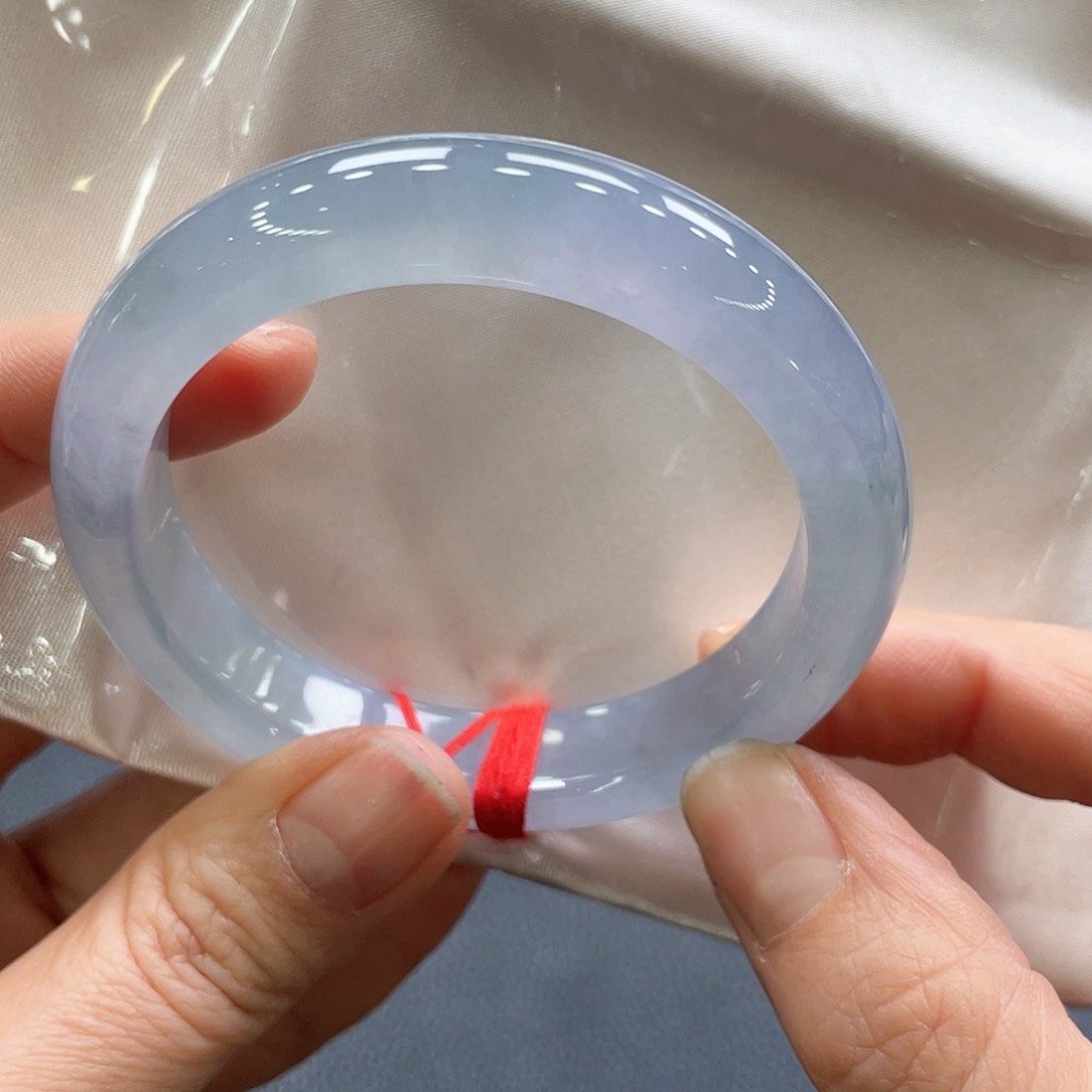 翡翠手镯未镶嵌明****。翡翠手镯