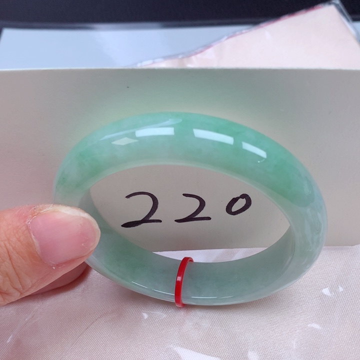 翡翠手镯未镶嵌翡翠