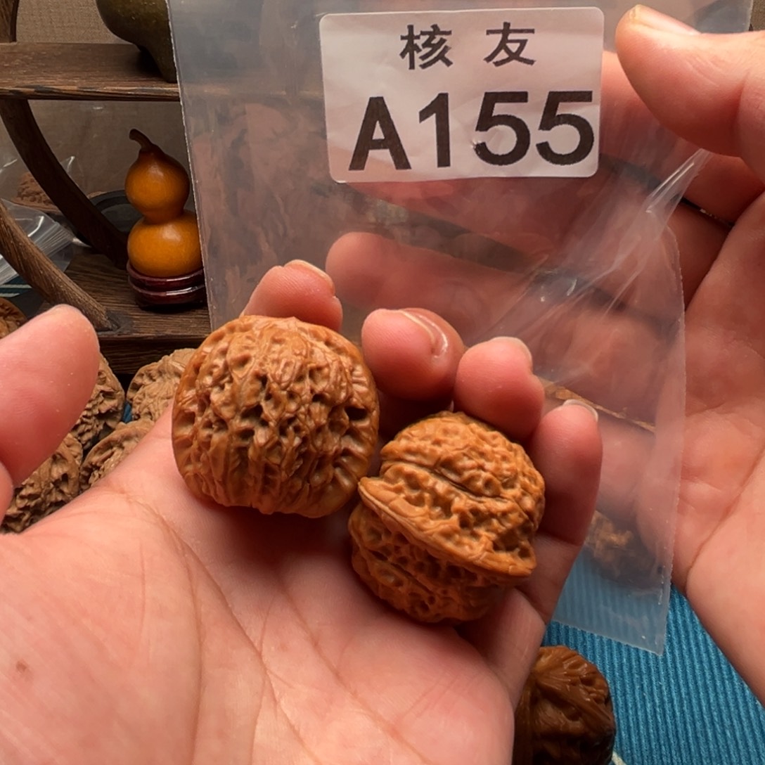 文玩核桃吊坠血麒麟