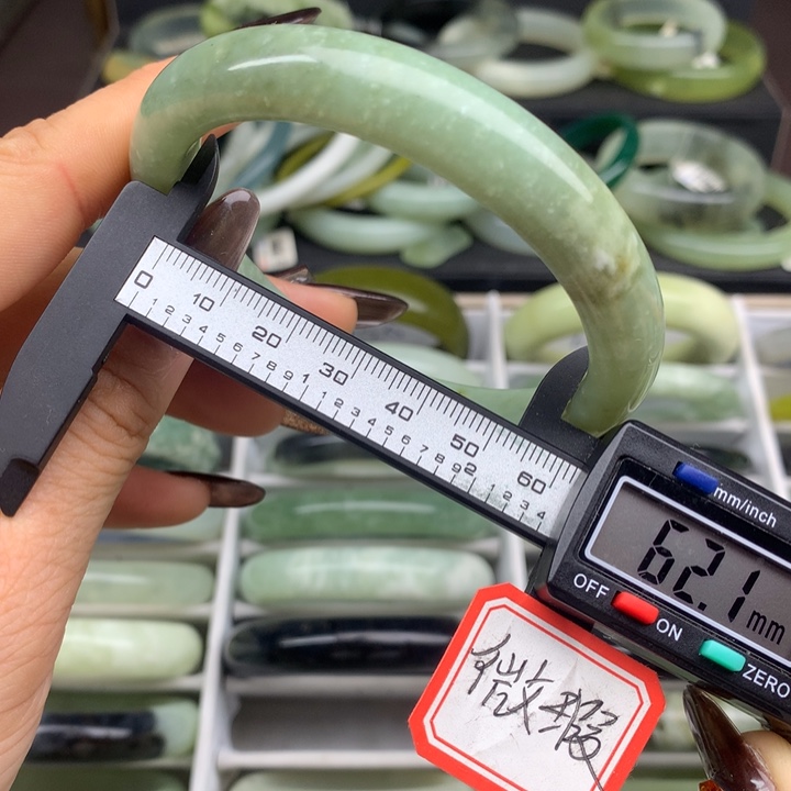 蛇纹石玉未镶嵌手镯614