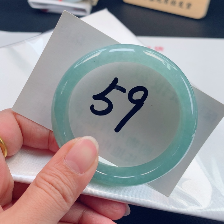 翡翠手镯未镶嵌冰