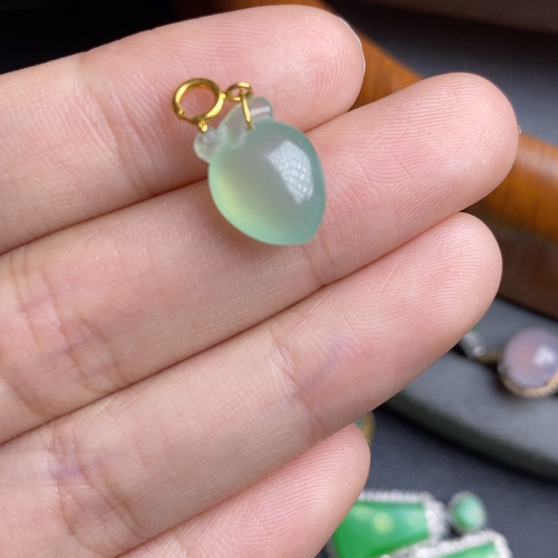 翡翠颈饰18K金镶嵌18Ｋ金万能扣滴流