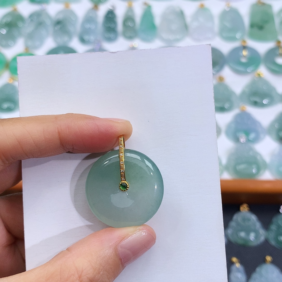 翡翠18K金镶嵌颈饰翡翠吊坠