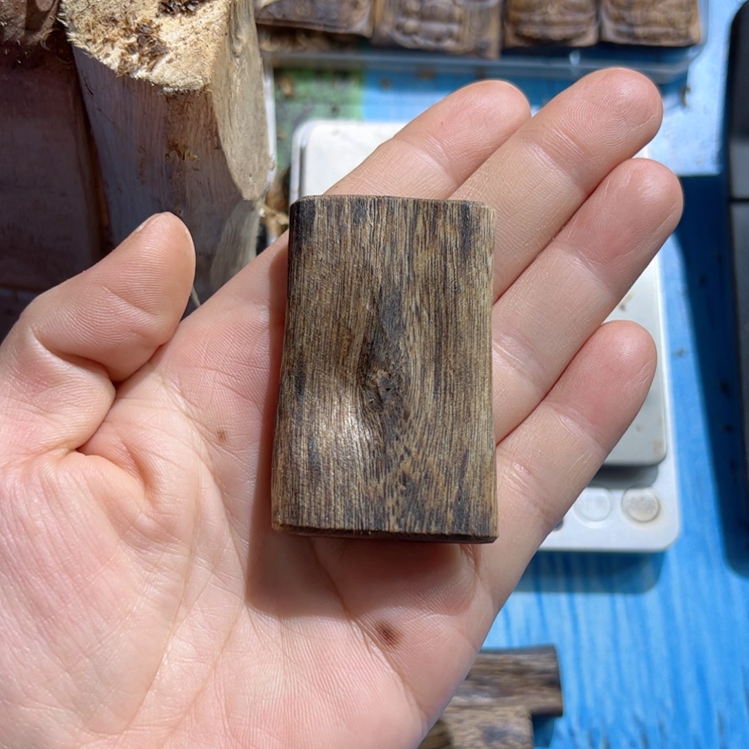 沉香吊坠白棋素牌10.9克