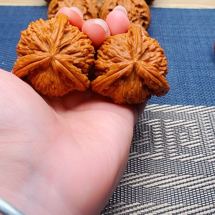 我***╲文玩核桃吊坠三棱