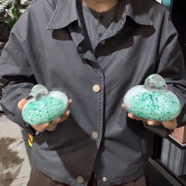 陶瓷花瓶，仿真绿植。2