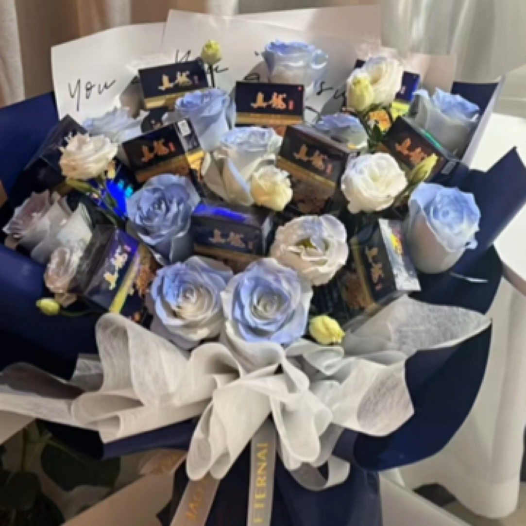 送男友十一支玫瑰搭桔梗碎冰蓝烟花手工花束