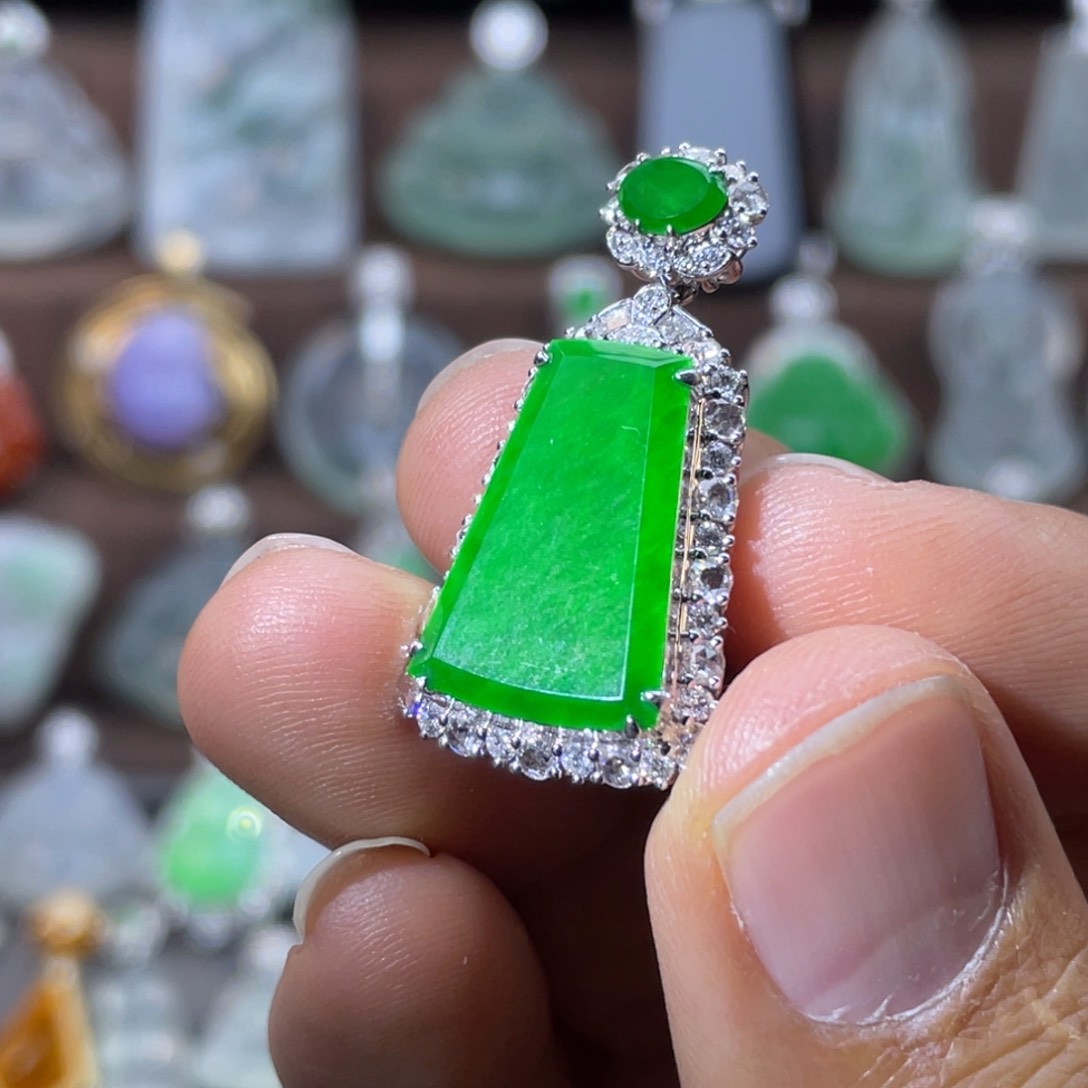 翡翠18K金镶嵌吊坠(赠链)