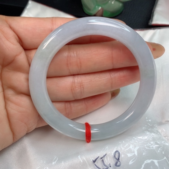 翡翠手镯未镶嵌…………..