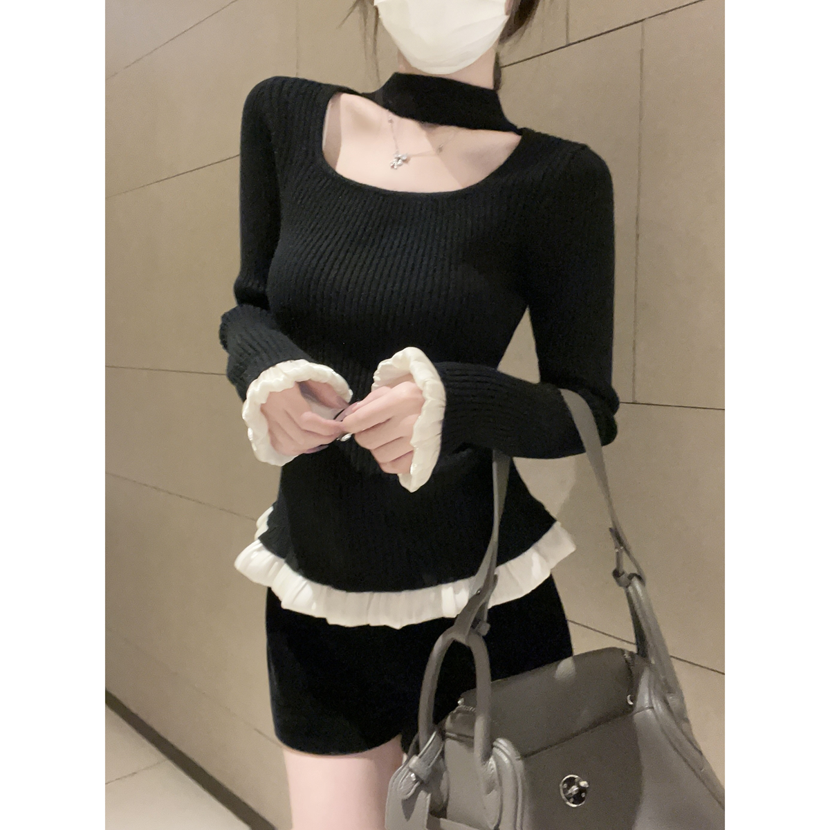 气质温柔风木耳边长袖针织打底衫女收腰毛衣镂空挂脖黑白撞色上衣