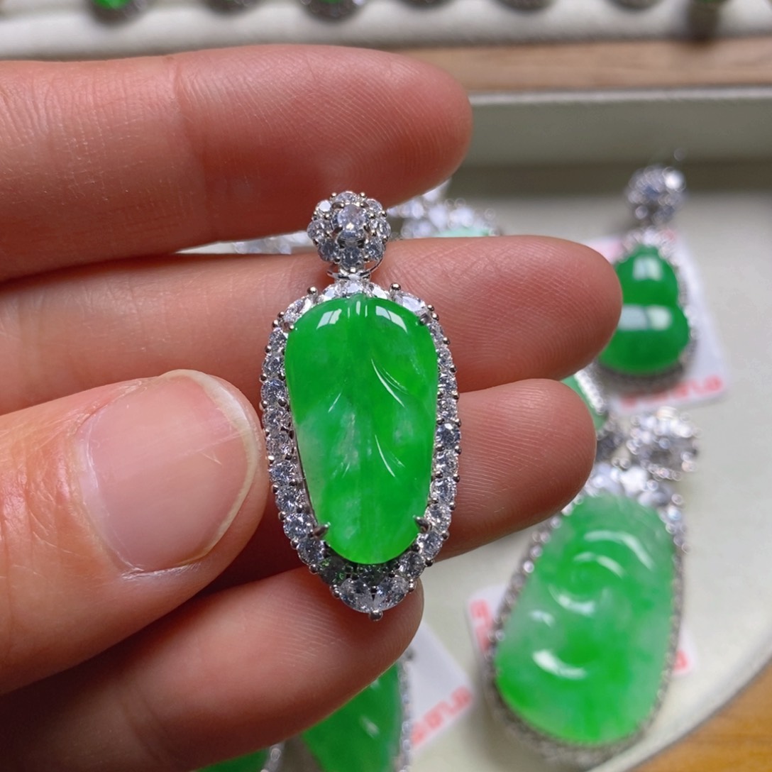 翡翠颈饰银S925镶嵌树叶吊坠