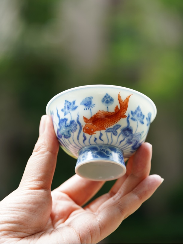 源明青忆青花矾红鱼藻纹杯