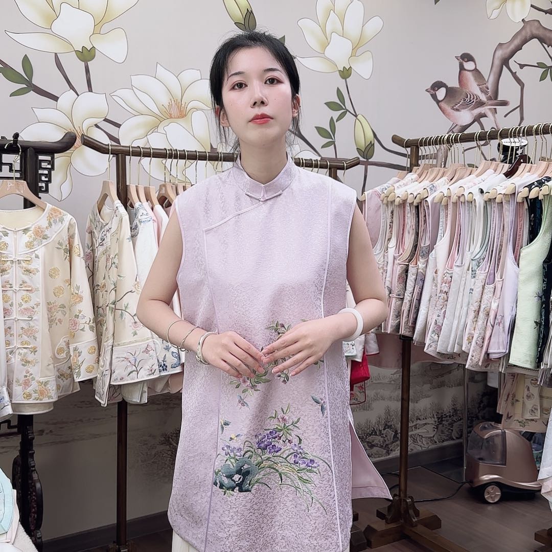 10.山石花鸟图紫色马甲裙
