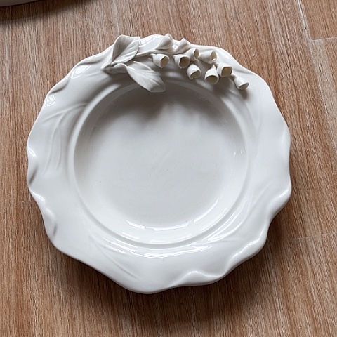 白瓷捏花盘子25厘米