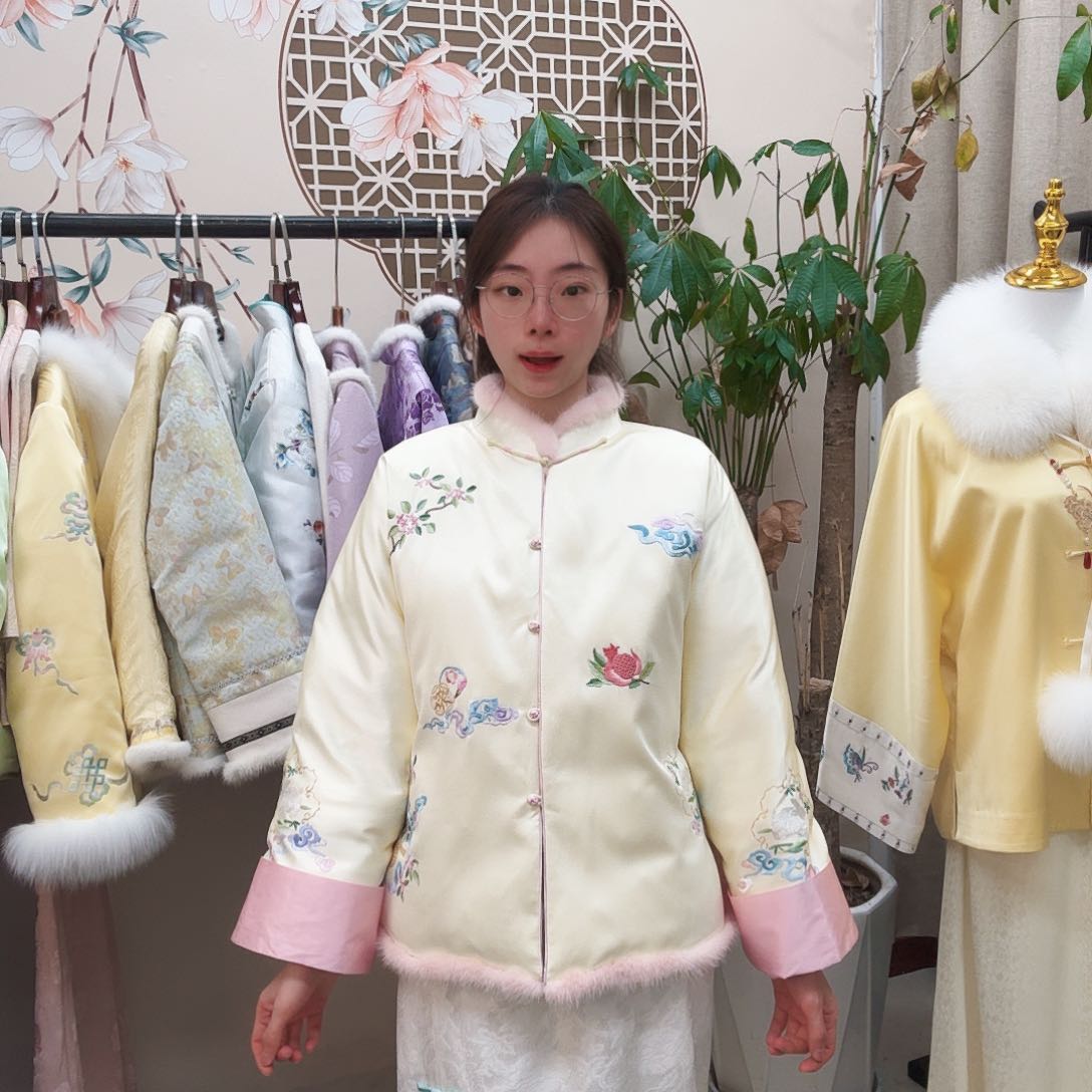 刺绣真丝兔子羽绒服