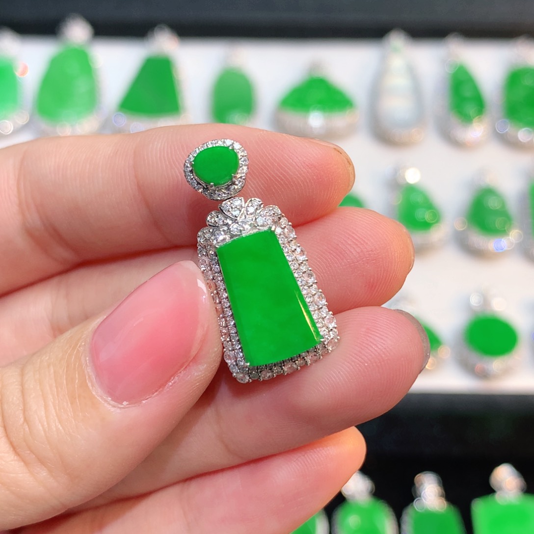 翡翠18K金镶嵌颈饰翡翠