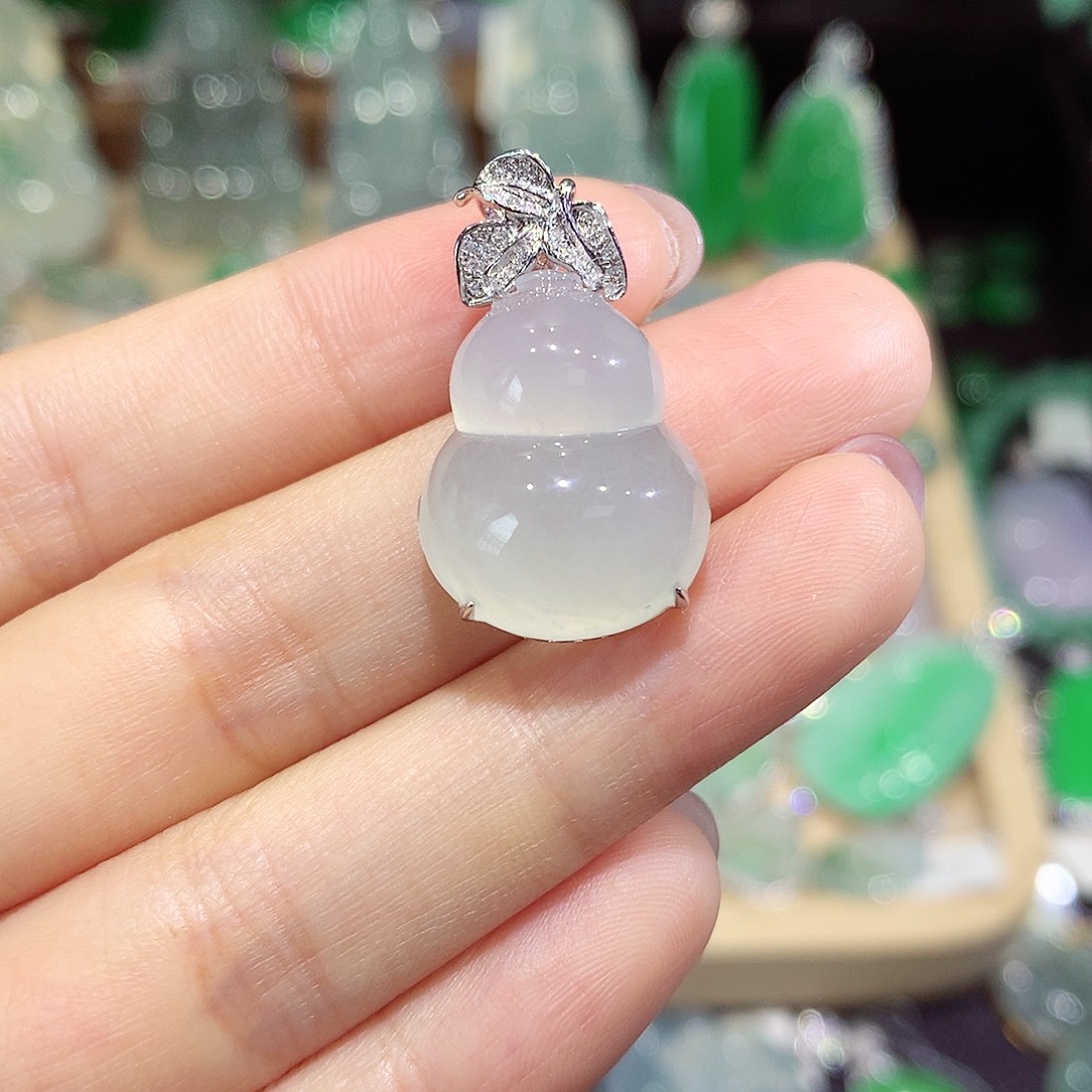 颈饰18K金镶嵌翡翠葫芦