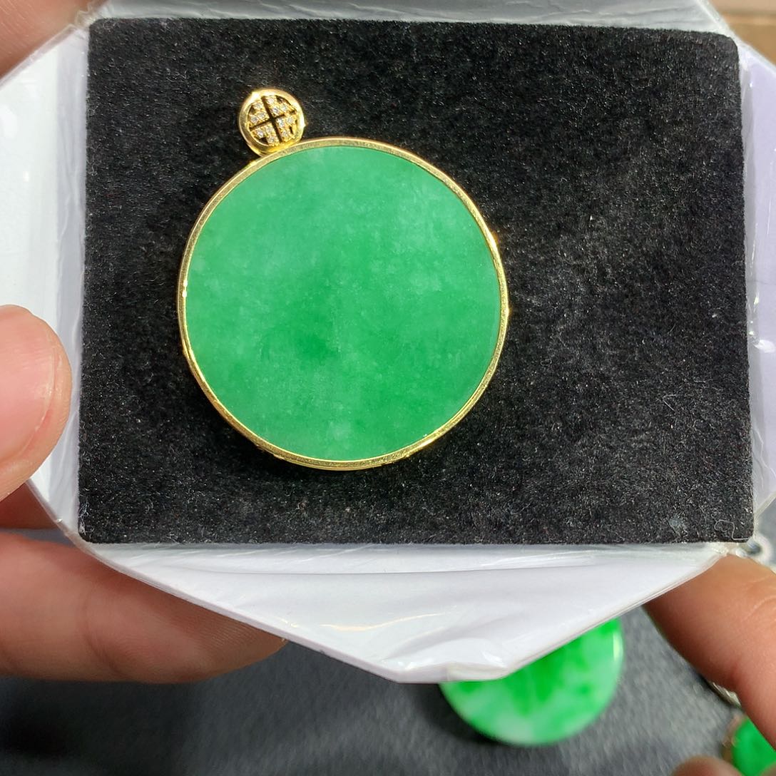 翡翠吊坠(赠链)18K金镶嵌