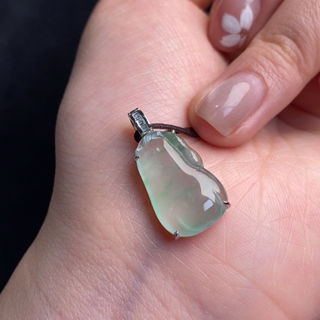 翡翠18K金镶嵌颈饰翡翠福瓜豆子