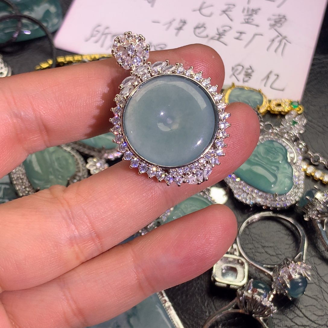 翡翠颈饰未镶嵌平安扣