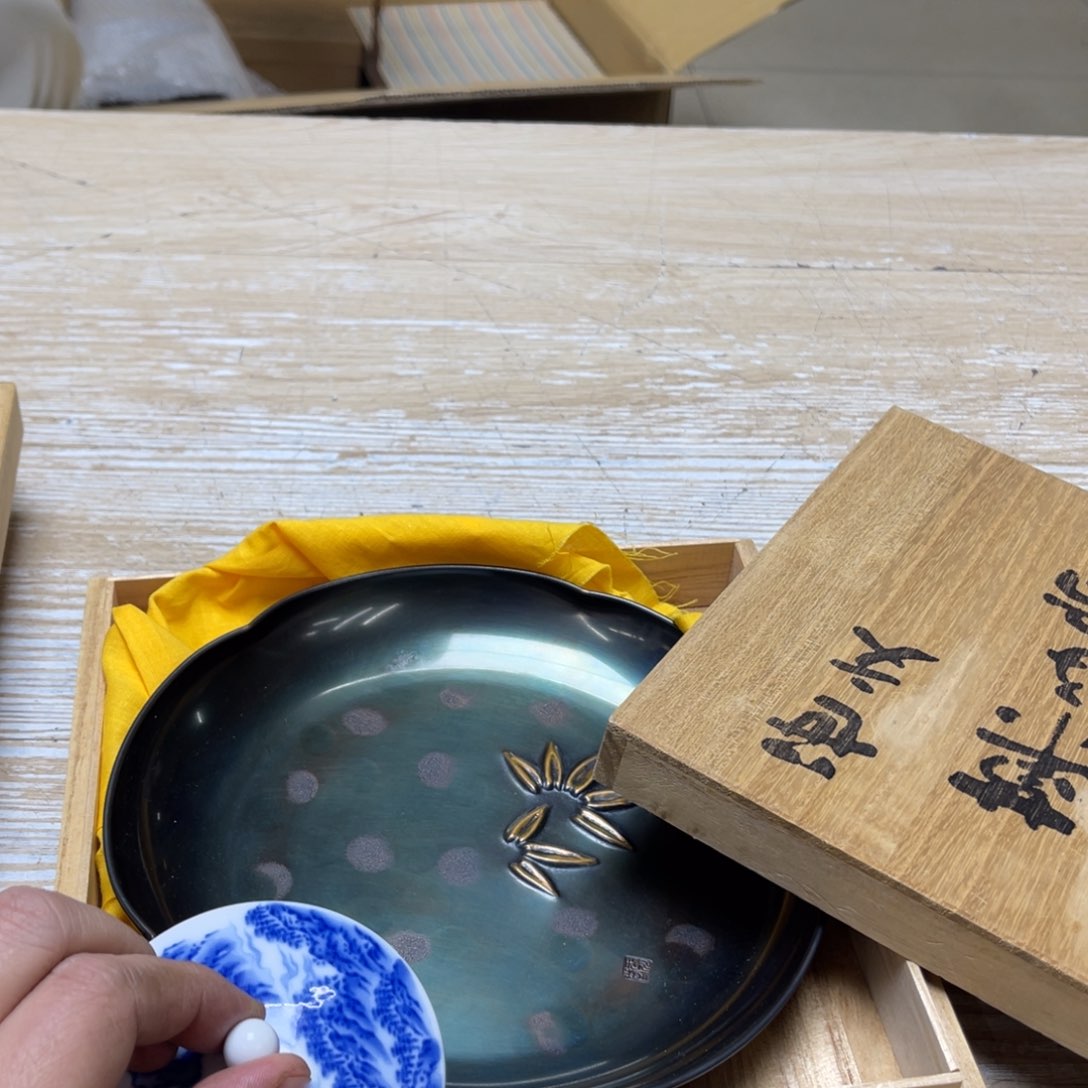 瓷片密密麻麻地排列着一个