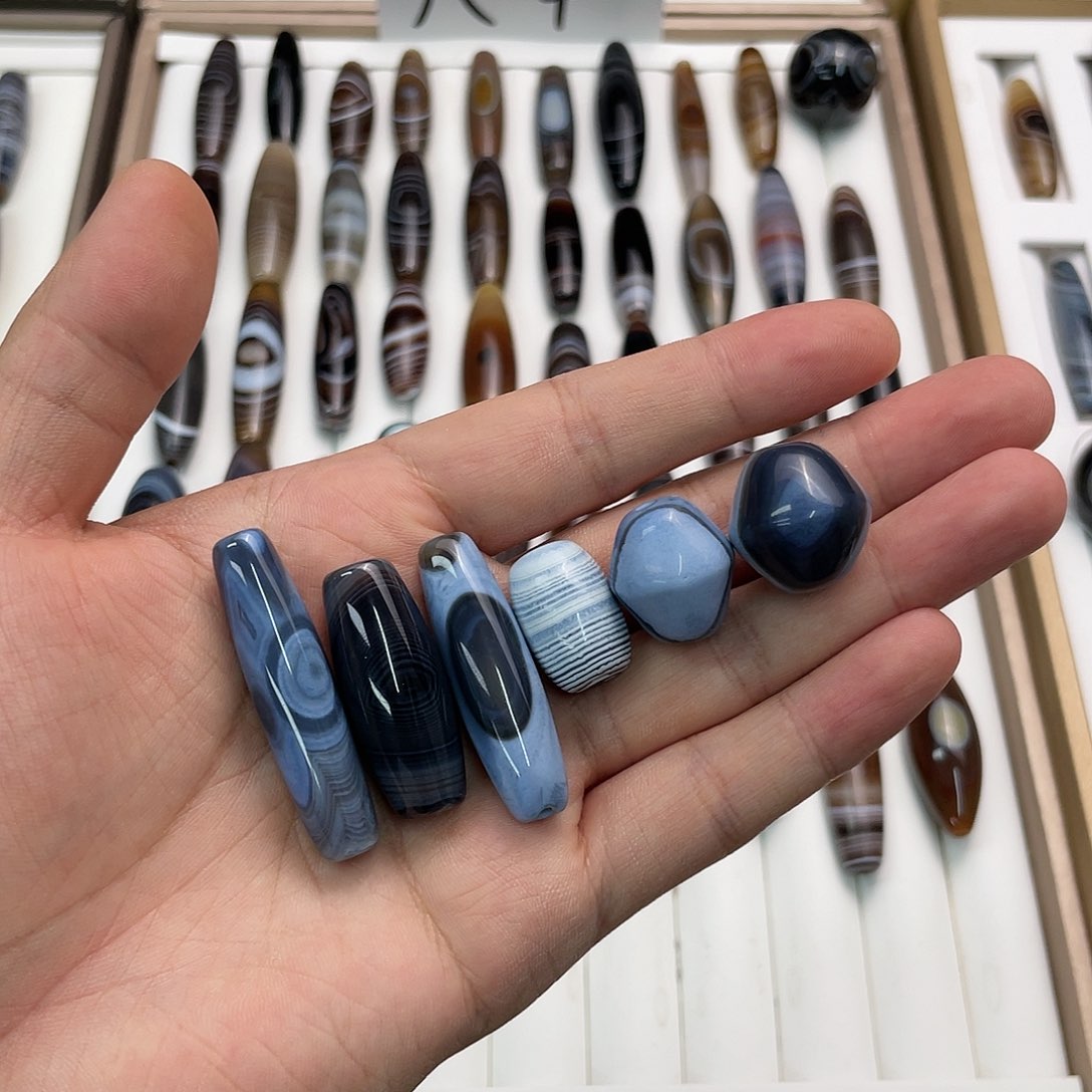 玛瑙/玉髓颈饰未镶嵌洱***僧