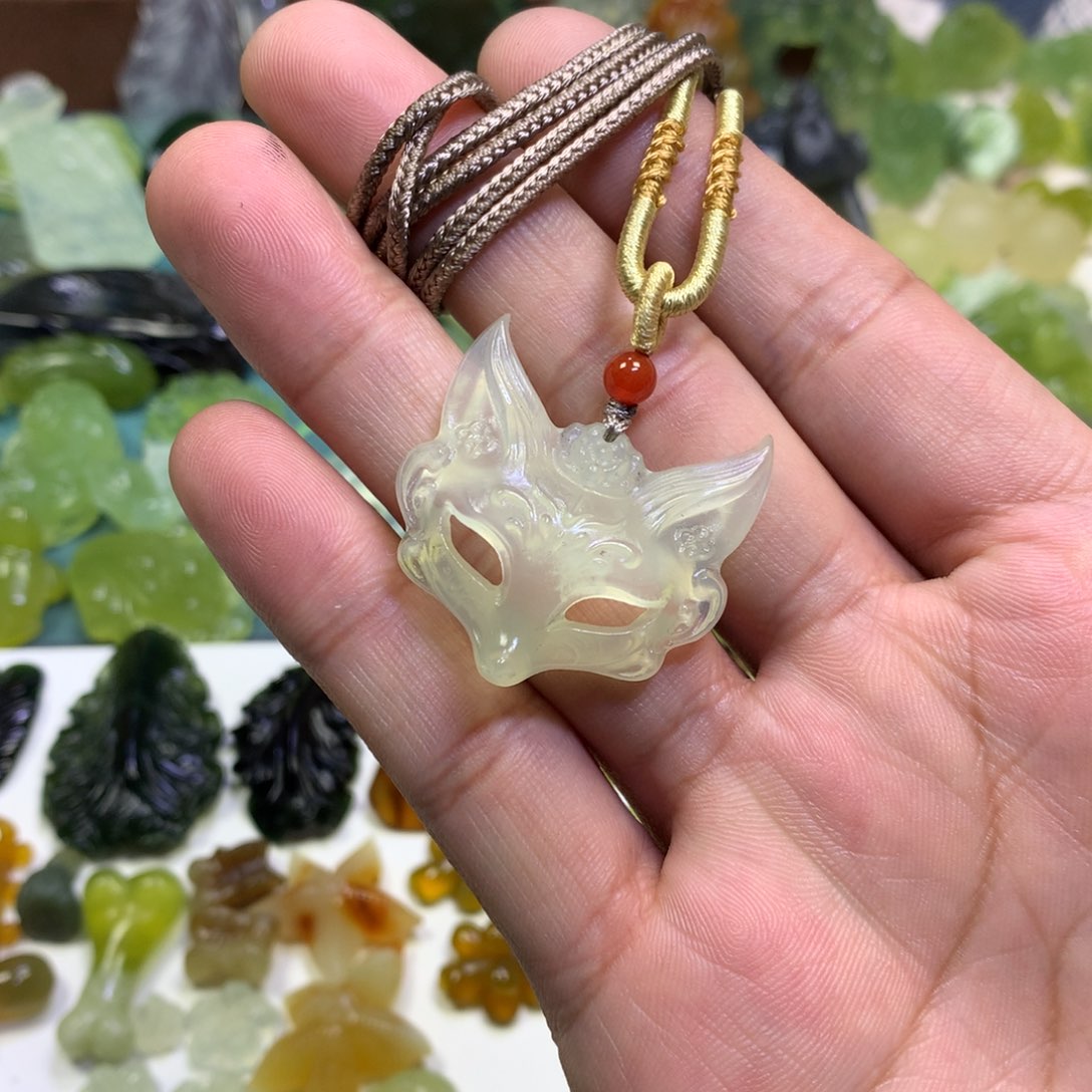 岫玉颈饰未镶嵌狐狸面具