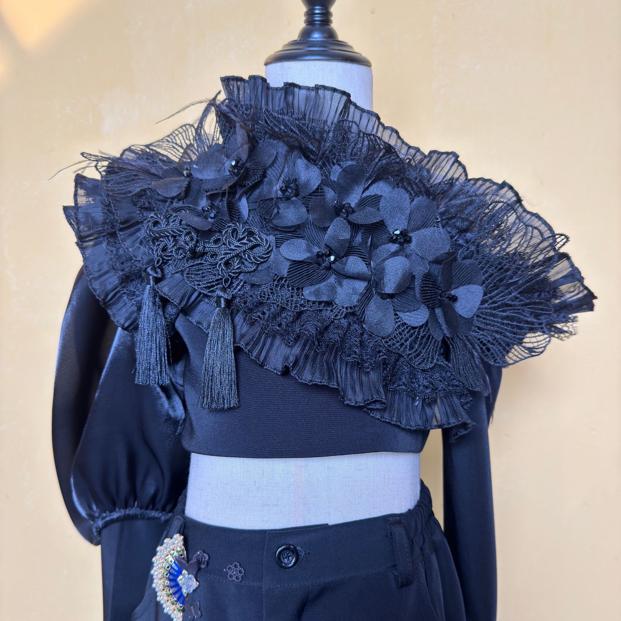 主中国风泡泡袖斜肩上衣潮服多巴胺潮服模特走秀潮服时尚