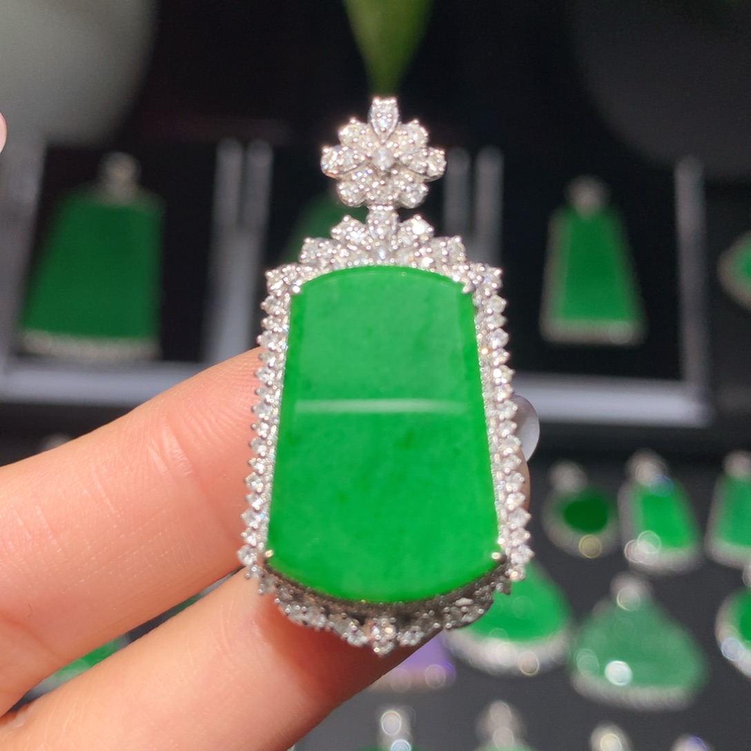 翡翠颈饰18K金镶嵌翡翠