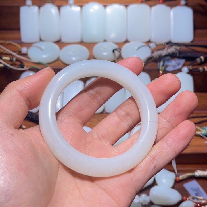 兜****和田玉（糖玉）未镶嵌颈饰