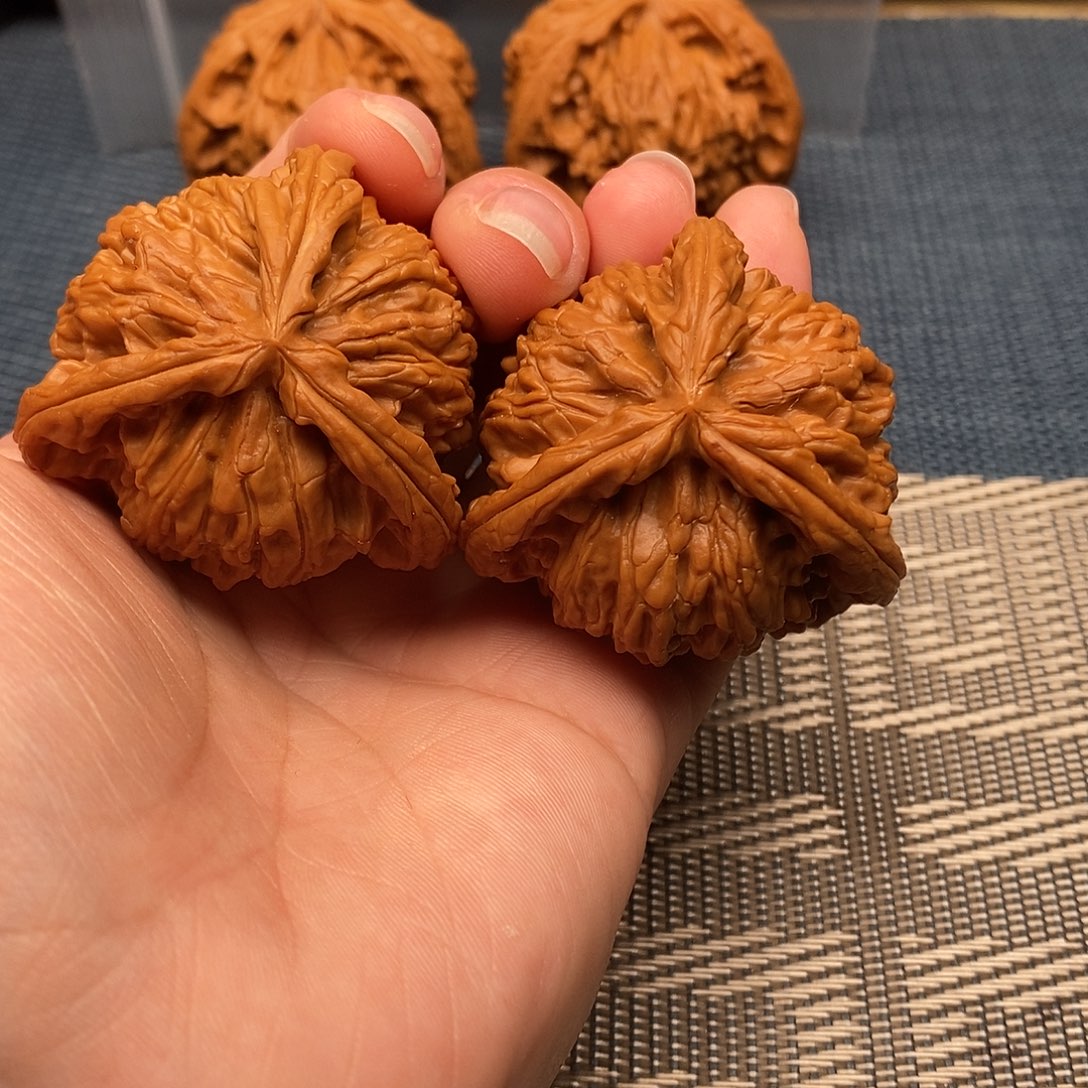 来***了文玩核桃吊坠三棱