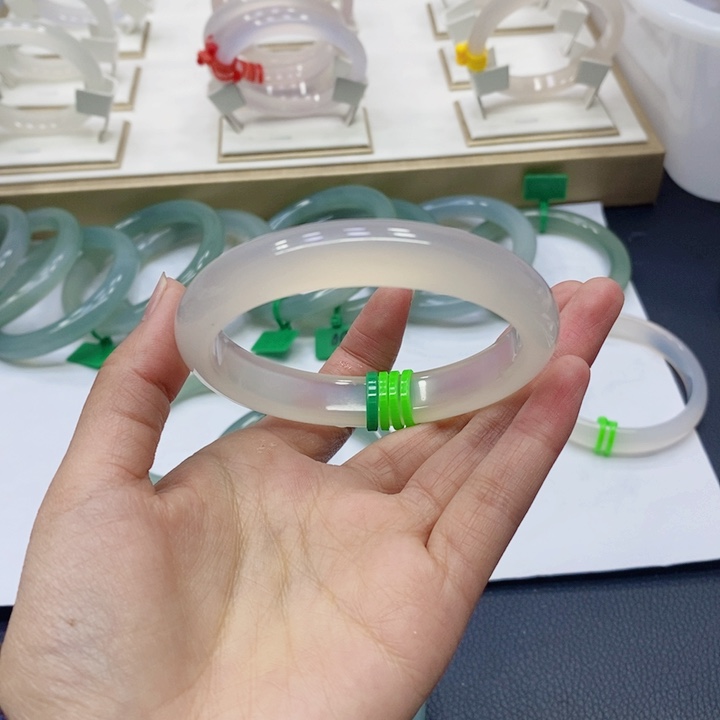 玛瑙/玉髓手镯未镶嵌60圈口