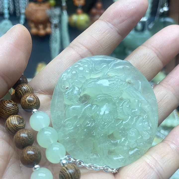 未镶嵌蛇纹石玉颈饰