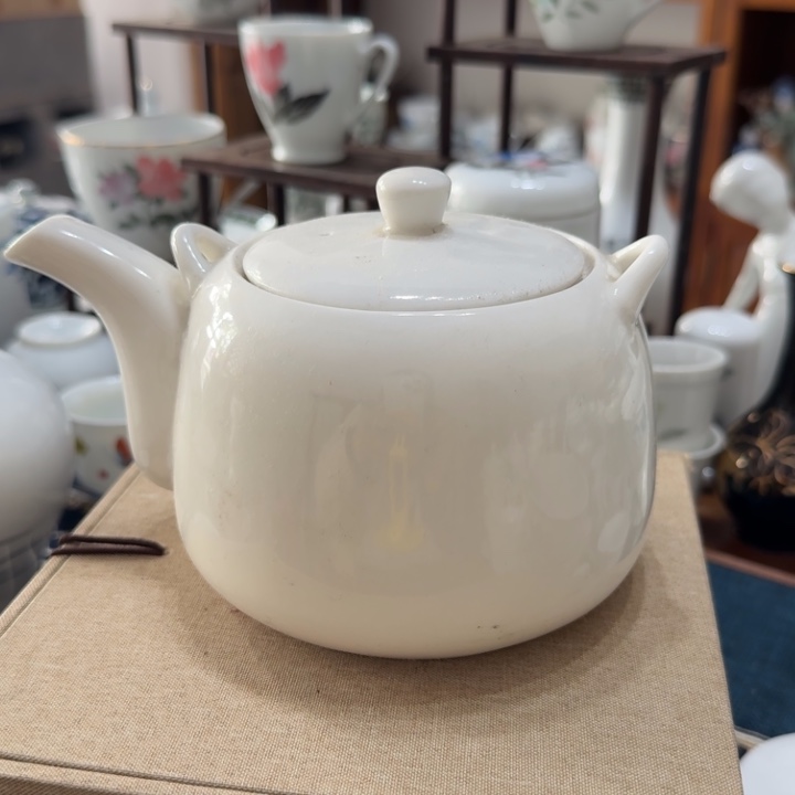 釉下纯白壶大微瑕