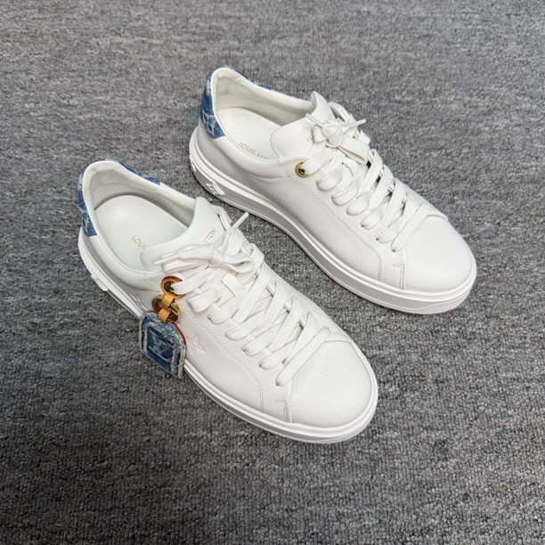 99新 LouisVuitton/路易威登 time out挂饰皮牌小白鞋/39码/9100