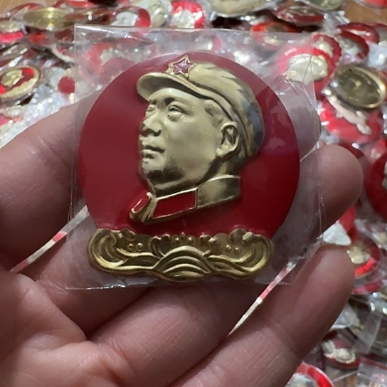 扬***李其他普通金属圆形红色人物像章