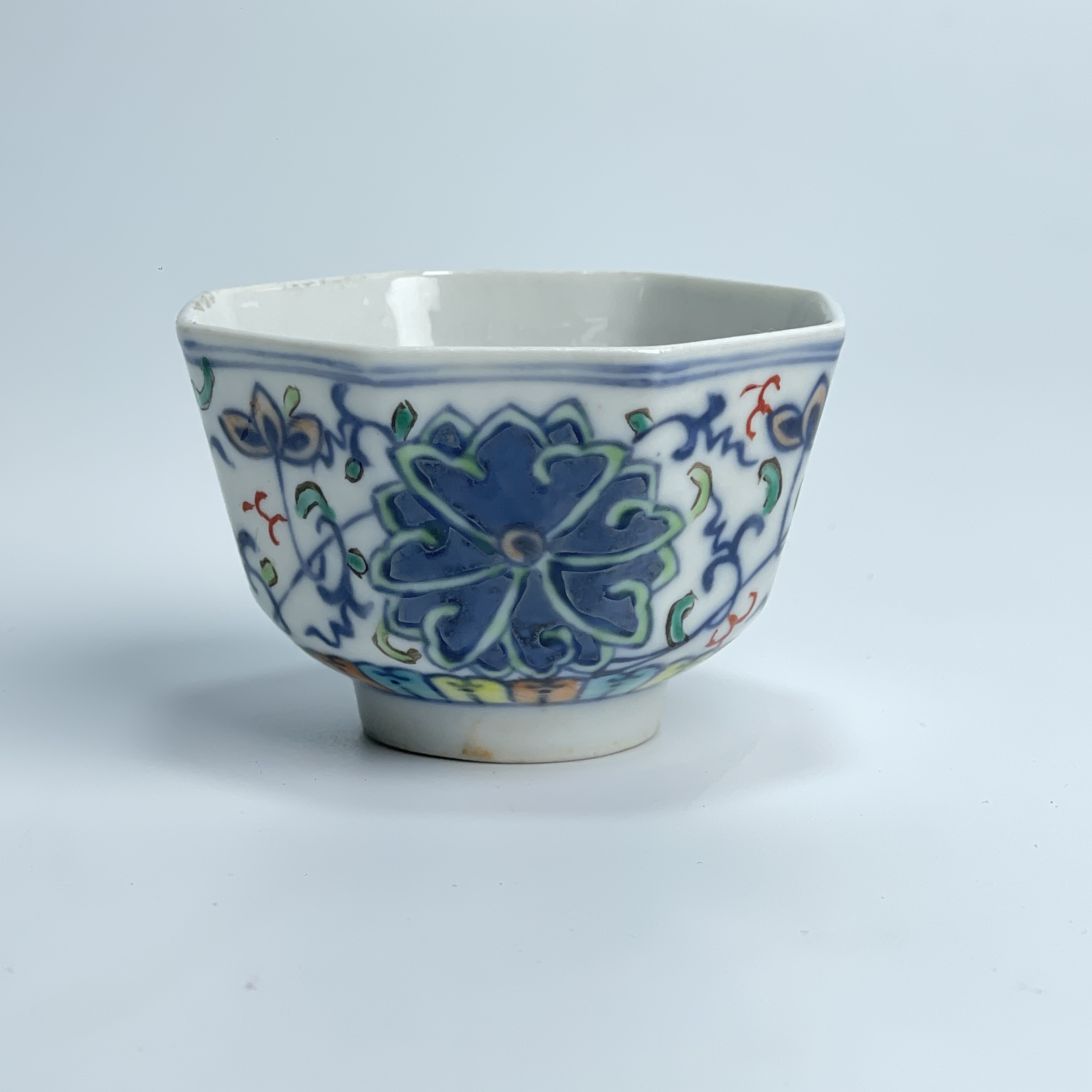 清晚期 斗彩缠枝莲八方杯