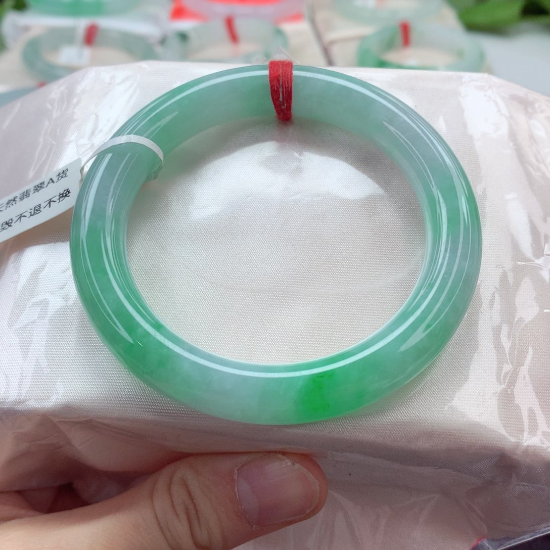 翡翠手镯（圆镯）未镶嵌小小