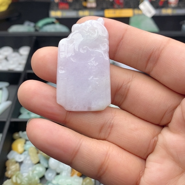 翡翠吊坠(不含链)未镶嵌尘**?