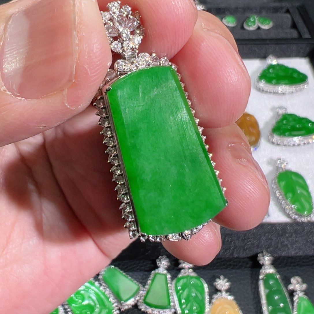 【闪购商品】翡翠吊坠(不含链)18K金镶嵌